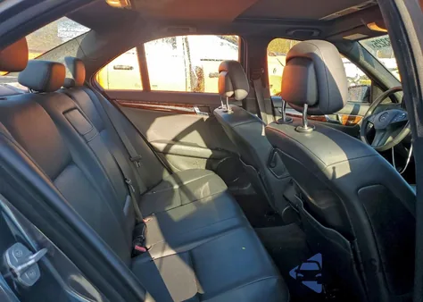 2010 Mercedes-Benz C 300 z USA, uszkodzony, nr VIN WDDGF5EB7AR121230